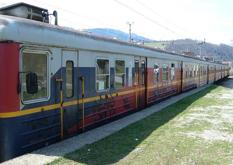 Gleichstrom-Triebzug 6011 015 am 10.04.2006 abgestellt im Bahnhof Moravice, diese Baureihe hat groe hnlichkeit mit polnischen Nahverkehrs-Triebzgen, Polen hat auch eine 3 kV Gleichstrom-Bahnnetz.
