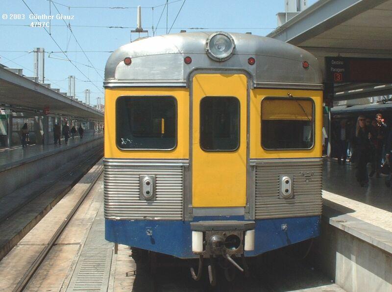 Gleichstrom-Triebzug BR 3100 am 07.05.2003 in Lissabon Cais do Sodre.