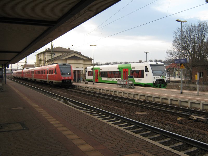 Gleis 1 und 1A des Bahnhofs Gotha. Hier warten RB nach Gttingen (612 Dreifach-Traktion) und der VT 004 der Erfurter Industriebahn (EIB) auf Abfahrt. 14.03.2009.