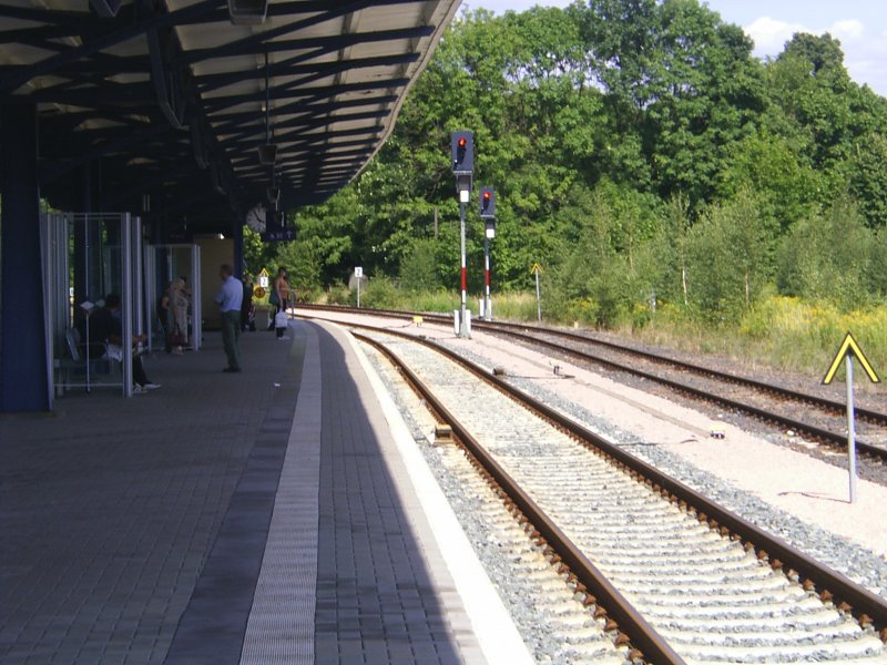 Gleis 1 Bhf Falkenstein/Vogtl. Der Inselbahnsteig 1/2 ist ganz ansehnlich hergerichtet. Blick Richtung Zwickau/Herlasgrn
