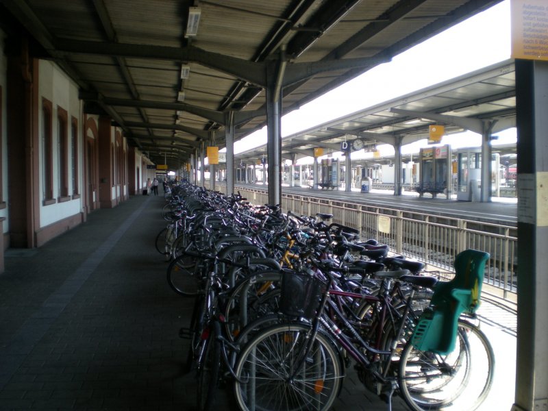 Gleis 1 ist in Offenburg nicht wie sonst bei anderen Bahnhfen vorne an der Bahnhofshalle, sondern durch die Unterfhrung auf dere anderen Seite. Denn da, wo eigentlich Gleis 1 wre, sind Fahrradstellpltze. Aufgenommen am 22.06.08