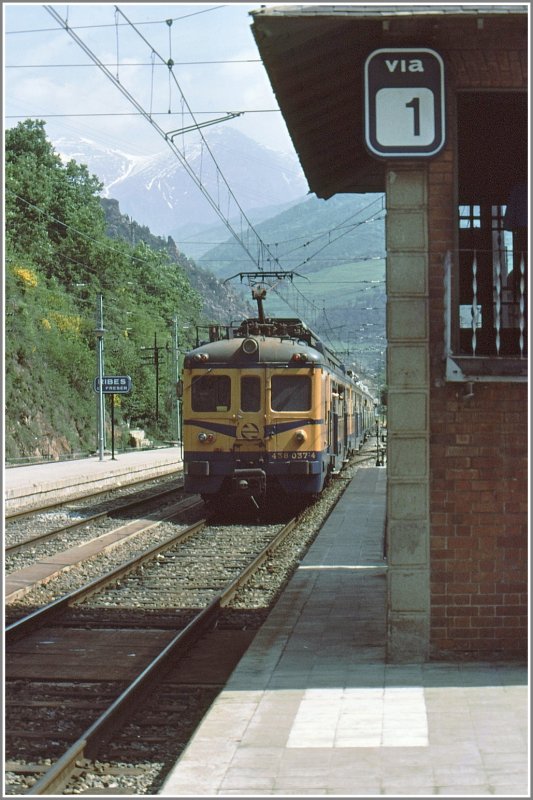 Gleis 1 in Ribes de Freser mit Triebzug nach Barcelona. (Archiv 07/84)