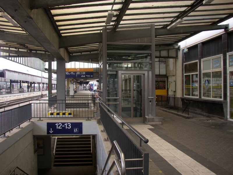 Gleis 11 des Trierer Hauptbahnhofes. Hier ist der Ausgangsbereich zu sehen, sowie die Unterfhrung und der Aufzug zu den Bahnsteigen.                                 21.03.07