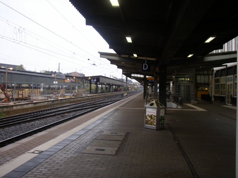 Gleis 11 im Hauptbahnhof Trier. Links zu sehen, der Baubeginn des neuen Aufzuges auf Gleis 12 + 13.                  11.11.06