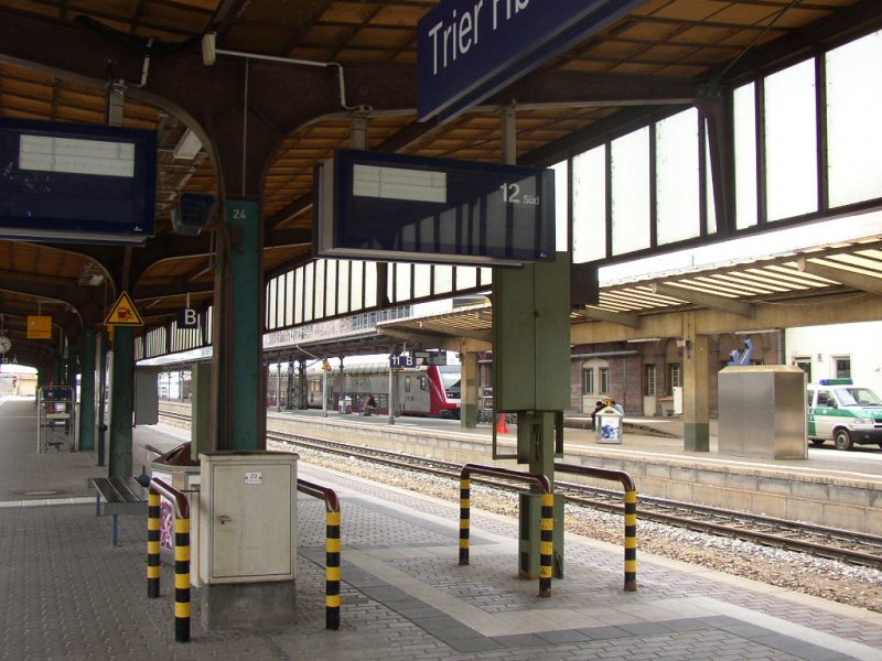 Gleis 12 Süd + 13 Süd in Trier Hbf. Hinten rechts zu sehen Der InterRegio 5224 auf Gleis 10 Süd