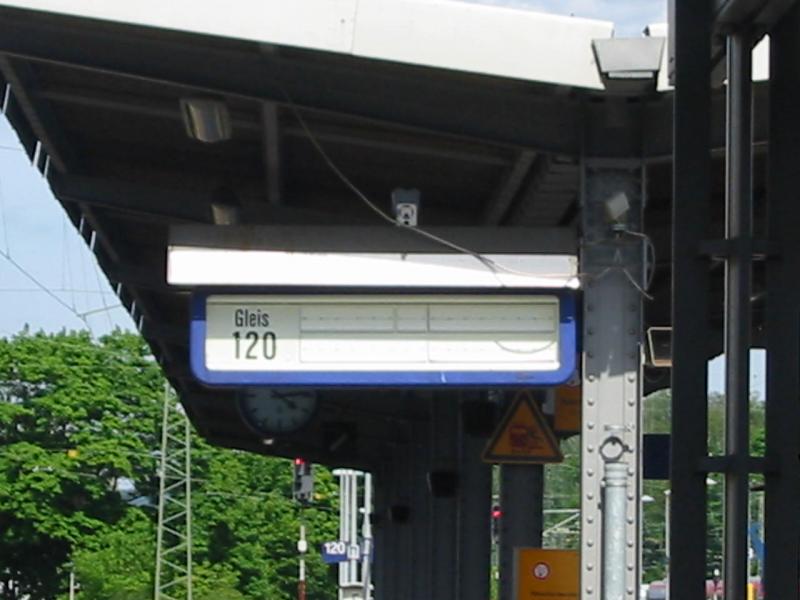 Gleis 120 in Kaiserslautern soviele Gleis hat Kaiserlautern gar nicht wei jemand warum man 120 Gleise schreibt??? Ich wei es nicht.
Hier ist der Anzeiger von Gleis 120.