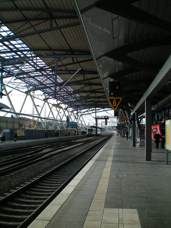Gleis 2 des neuen Erfurter Hbf. Schn zu erkennen ist die neue Dachkonstruktion.Rechts im Bild  parkt  eine 612-er