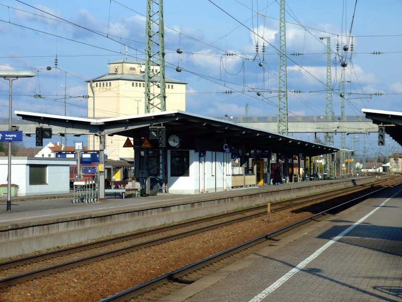 Gleis 4 mit Warte,-und Informationsraum.