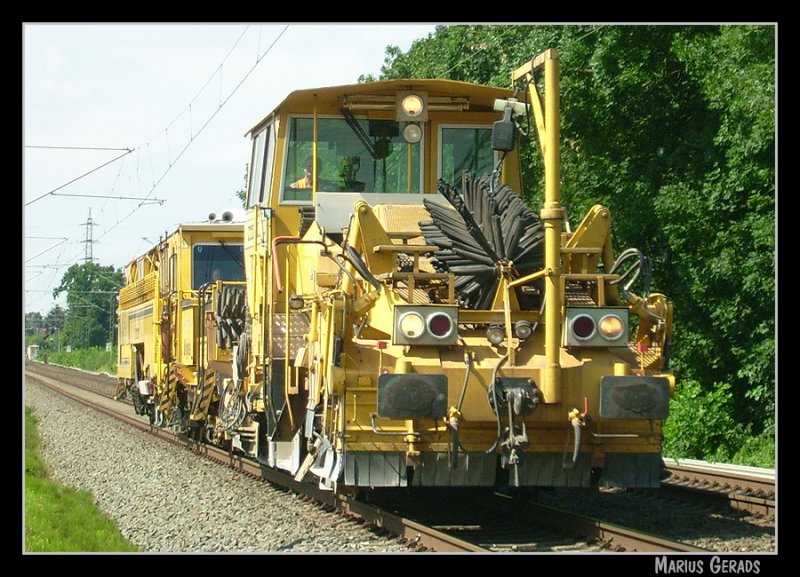Gleis Putzzug, Stopfmaschine, oder was auch immer an der ehem. Anrufschranke Geilenkirchen. Viele Gre an den Tf, und an unseren ehem. Fahrdienstleiter! Er wei wofr ;-) (Sommer 2007)