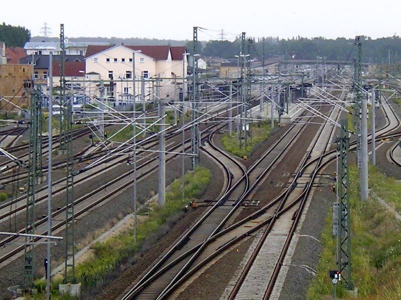 Gleisanlagen des Bf Bitterfeld von der Zrbiger Brcke Richtung Sden aus gesehen.