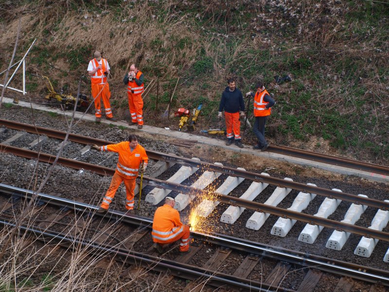 Gleisarbeiten vor dem Gemmenicher Tunnel, die beiden lezten Weichen auf deutscher Seite m��en ausgetauscht werden. Die erste liegt schon und nun mu� die zweite rausgebrannt werden, ein Knochenjob f�r den Mann mit dem Brenner.