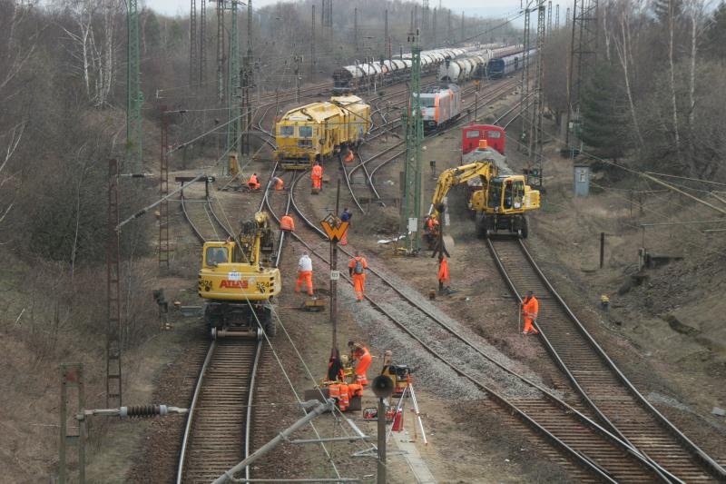 Gleisbauarbeiten am westlichem Ausgang des Rangierbahnhofs Blankenburg/Nord. Im Hintergrund stehen 185 640 und 285 001 der hvle.; 14.03.2009