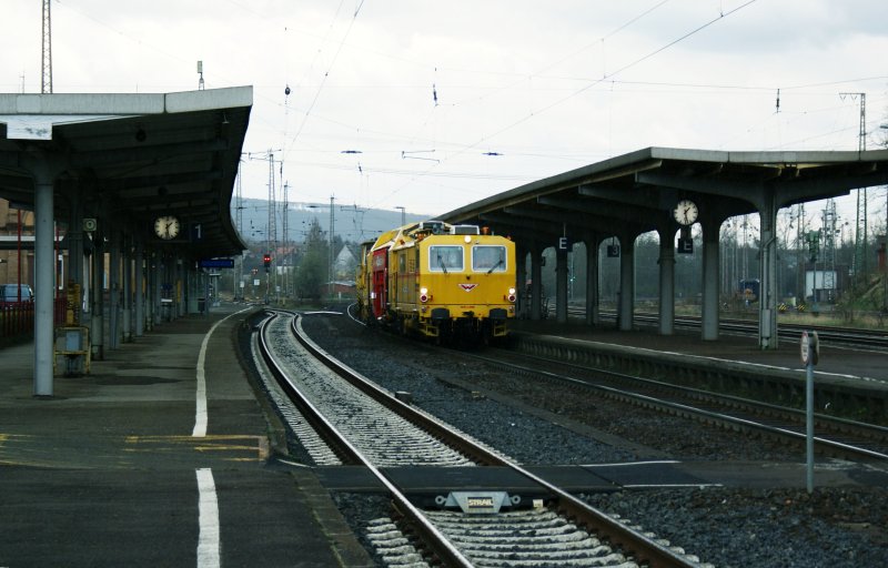 Gleisbauzug durchfhrt Kreiensen Richtung Hannover (13.4.2008)