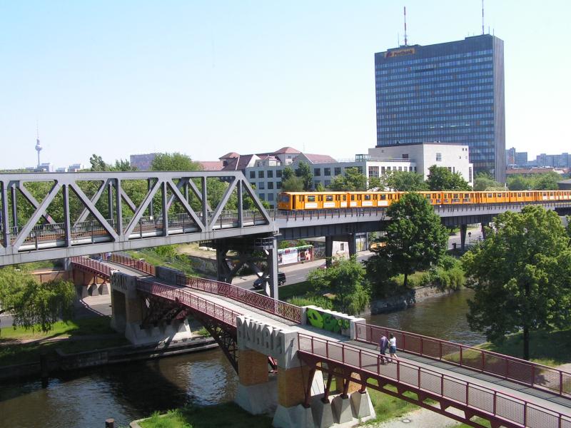 Gleisdreieck,U-Bahn Zug zwischen M�ckernbr�cke und Gleisdreieck.
Unten die neue Fussg�ngerbr�cke �ber den Landwehrkanal.An dieser Stelle befand sich einst eine 4 gleisige Eisenbahnbr�cke mit  Stellwerk,zum Anhalter Bahnhof.Bln.28.05.05