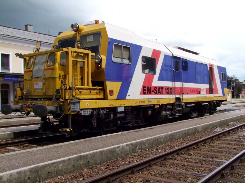 Gleismesswagen EM-S T120(99819163503-1, ex SKL651003-6) wartet vor dem herannahendem Hagelsturm am Bhf. Ried i.I.;090611