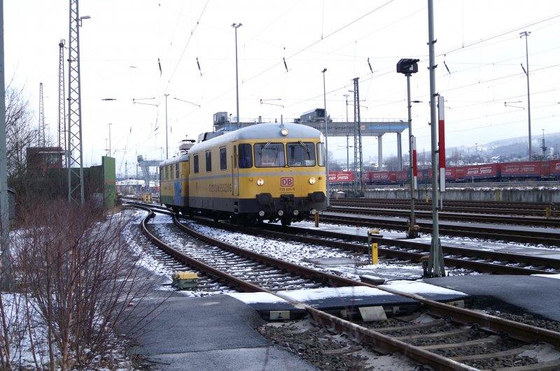 Gleismesszug 726 004-5 knattert am 12.02.2009 nach kurzem Aufenthalt (mglicherweise zum Tanken) in entgegengesetzter Richtung wieder aus dem Umschlagbahnhof Wuppertal-Langerfeld heraus.