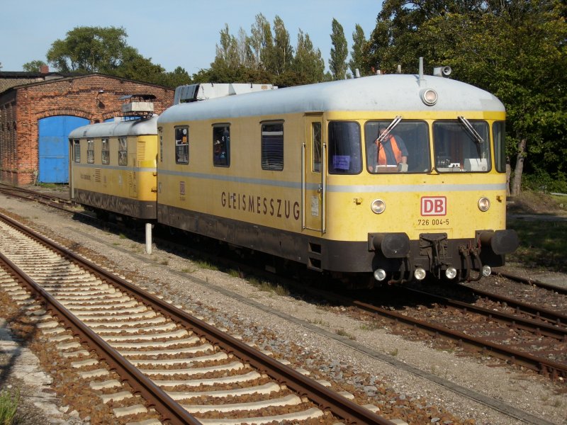 Gleismesszug 726 004 und 725 004 am 08.September 2009 vor dem nicht mehr genutzten Lokschuppen in Bergen/Rgen.
