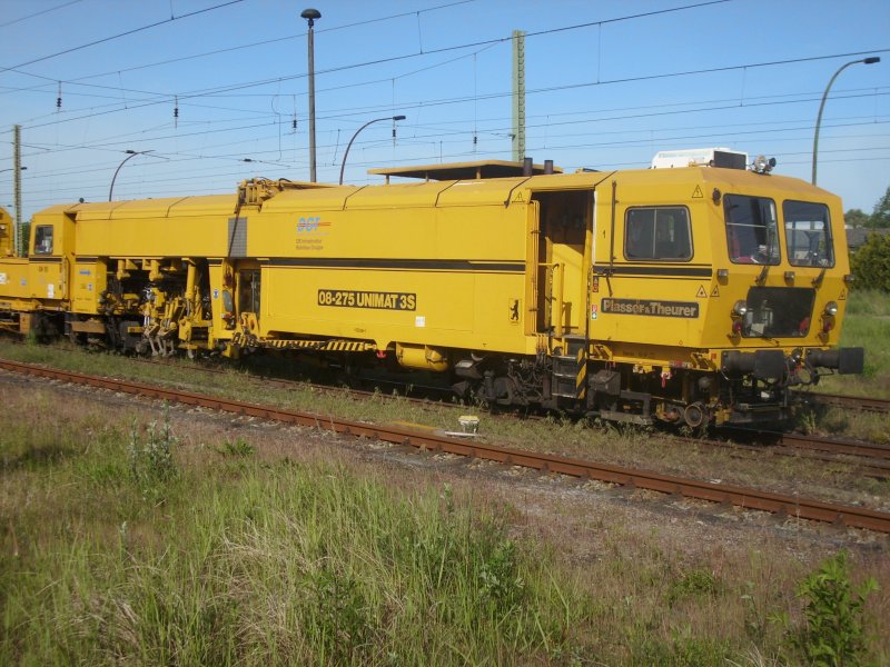Gleisstopfmaschine abgestellt Morgens am 27.05.2008 auf dem Bahnhof Bergen/Rgen.