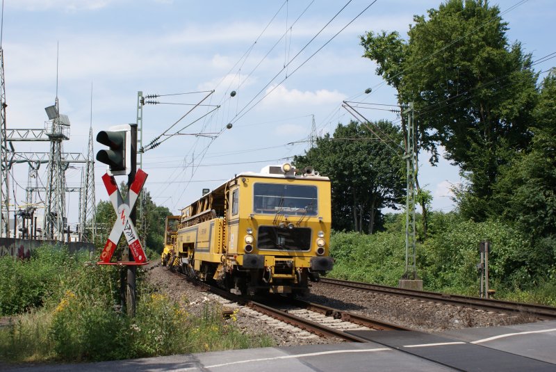 Gleisstopfmaschine am Km 28,190 in Dsseldorf am 02.07.08