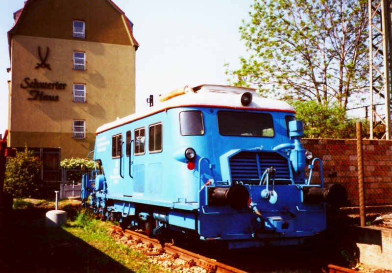 Gleisstopfmaschine Plassermatic vorm Schwerter-Haus in Dresden 01.05.2000
