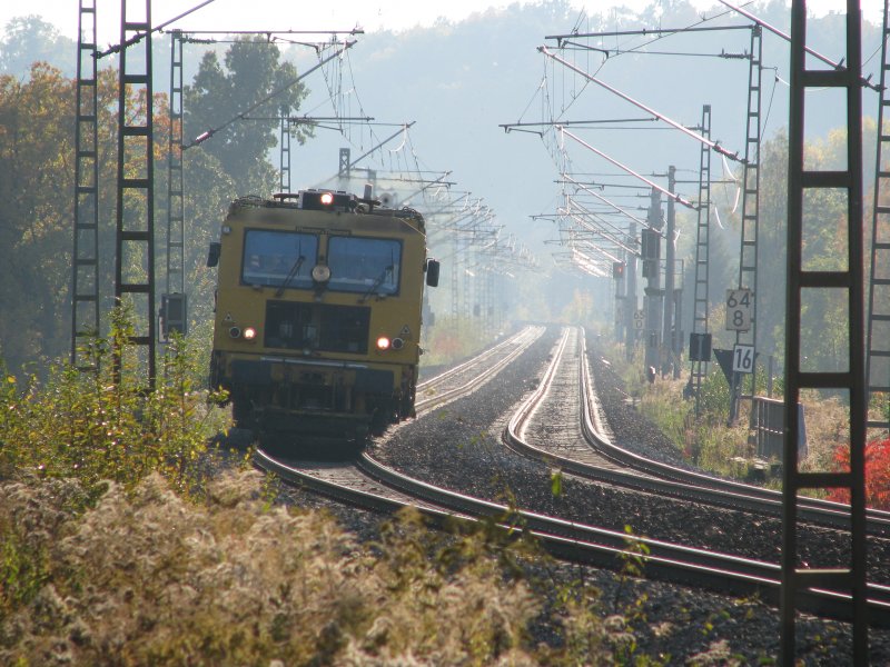 Gleisstopfmaschine zwischen Schweinsburg-Culten und Crimmitschau in Fahrtrichtung Crimmitschau. Aufnahmezeitpunkt: 11.10.2008 16:40 Uhr