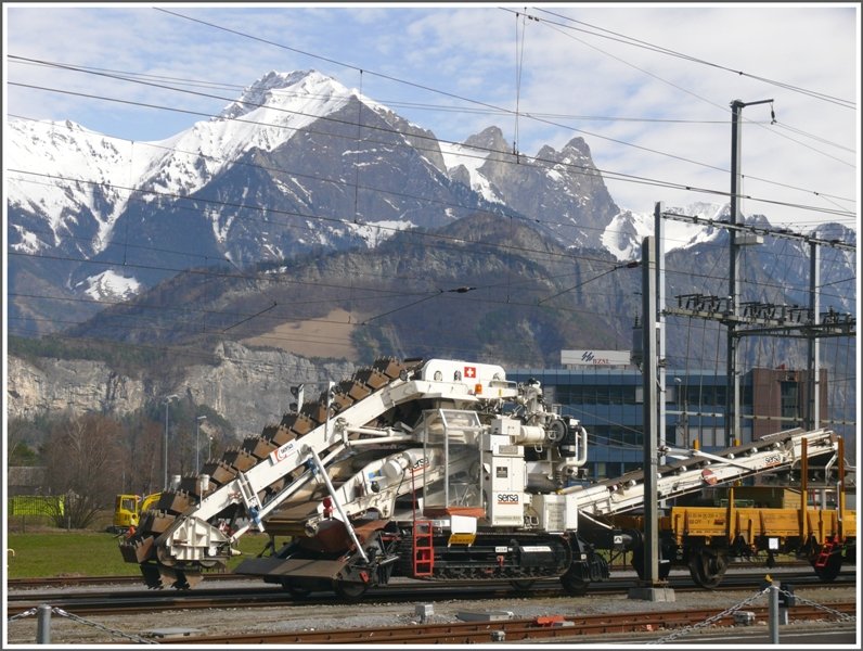 Gleisumbauzug mit Spezialwagen steht in Sargans vor der Kulisse des Falknis. (17.03.2009)