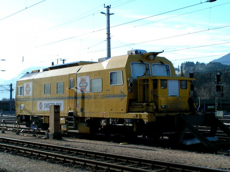 Gleisvormesswagen EM-SAT 120 steht in Wrgl-Hbf.; 090203
