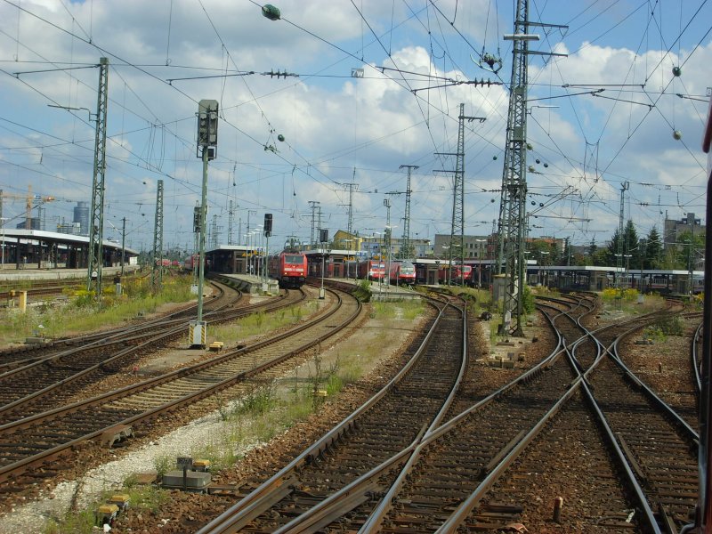 Gleiswirwar vor dem Bahnhof Nrnberg Hbf
zu sehen sind, glaube ich, die Gleise 12 bis 20/23, am 22.8.2007