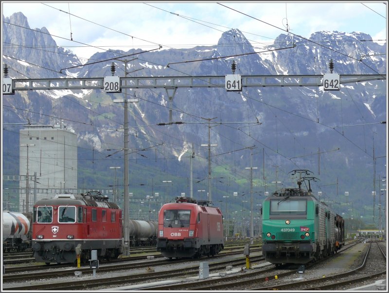 Globalisierung in Buchs SG. Re 4/4 II 11122 SBB, 1016 016-6 BB, 437049 und 437046 SNCF. Die Berge im Hintergrund von links nach rechts, Kreuzberge, Saxerlcke, Saxer Heuberge, Amboss und Hochhaus. (02.05.2008)