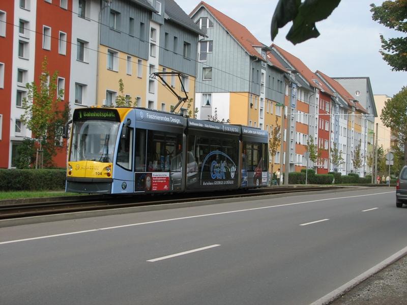 Gl�ck gehabt, genau im Moment, als TW 104 an mir vorbei fuhr, war die Stra�e f�r kurze Zeit Autofrei! 27.09.05 