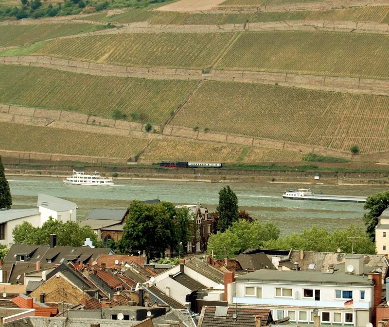 Glck muss man haben. 01 1066 der UEF auf berfhrungsfahrt nach Krefeld, wo sie am 23.Mai einen Sonderzug bernimmt. Sie kam frisch gestrkt nach einer Stippvisite von Darmstadt-Kranichstein vorbeigedampft.