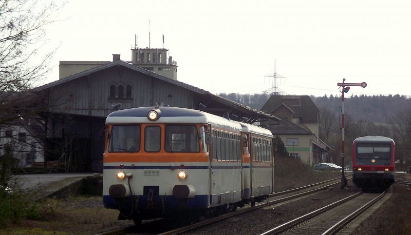 Glck muss man haben: Da der SWEG Zug aus Aglasterhausen rund 2 Minuten zu spt unterwegs war, gelang diese Aufnahme einer Paralleleinfahrt von VT 27 + VS 142 und der Regionalbahn nach Heidelberg, bestehend aus 628 280, 06.02.08.