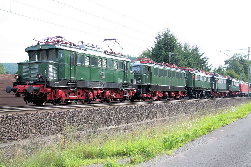 Gl�ck mu� man haben: Der Lokzug des Th�ringer Eisenbahnvereins e.V. auf den Weg zum Osnabr�cker Dampflokfest, gezogen von E44 044 kurz vor Ronshausen (Strecke Eisenach-Bebra). Eigentlich waren J�rgen Steinberger und ich auf Suche nach Z�gen in Richtung des Meininger Dampflokfestes - aber wie immer ist auf nichts Verlass... :-)Gezogen wurden unter anderem E04, E44 und eine 219er Diesellok.