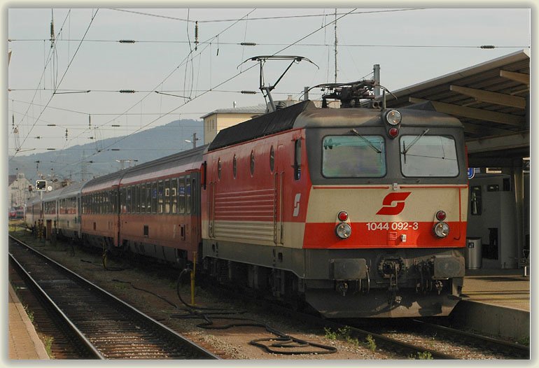 Glck in zweifacher Hinsicht hatte ich am 16.8.2006. Erstens, dass ich in Wien gesehen habe, dass 1044 092  meinen  EC 157  Zagreb  von Wien nach Zagreb bespannte, und zweitens, dass es sich in Graz noch vor der Einfahrt des Regionalzuges aus Spielfeld Strass ausgegangen ist, ein halbwegs brauchbares Foto vom anderen Bahnsteig aus zu machen. Mitlerweile gibt es von den 1044 im Schachbrettdesing nur mehr 2 Maschinen in sterreich.