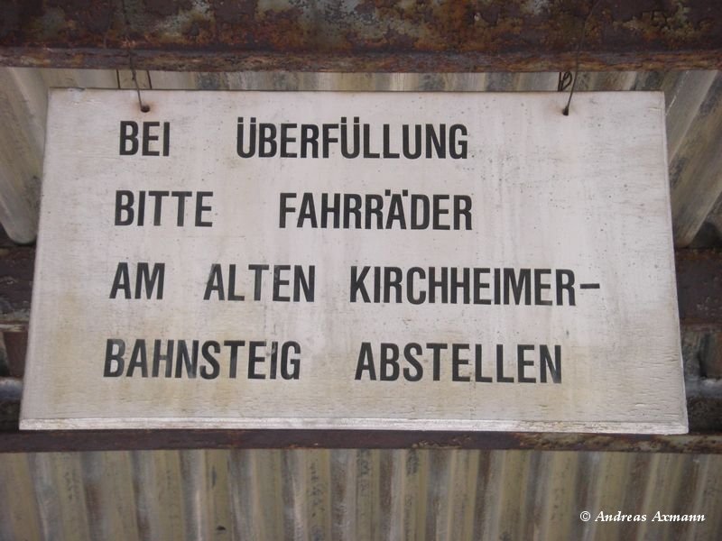 Gl�cklicherweise kann sich jeder an den Alten Kirchheimer Bahnsteig errinnern, er wurde 1975 im zuge der neuen streckenf�hrung KBS761 (Bhf Kirchheim/Teck) stillgelegt und abgebaut.(23.05.2009)