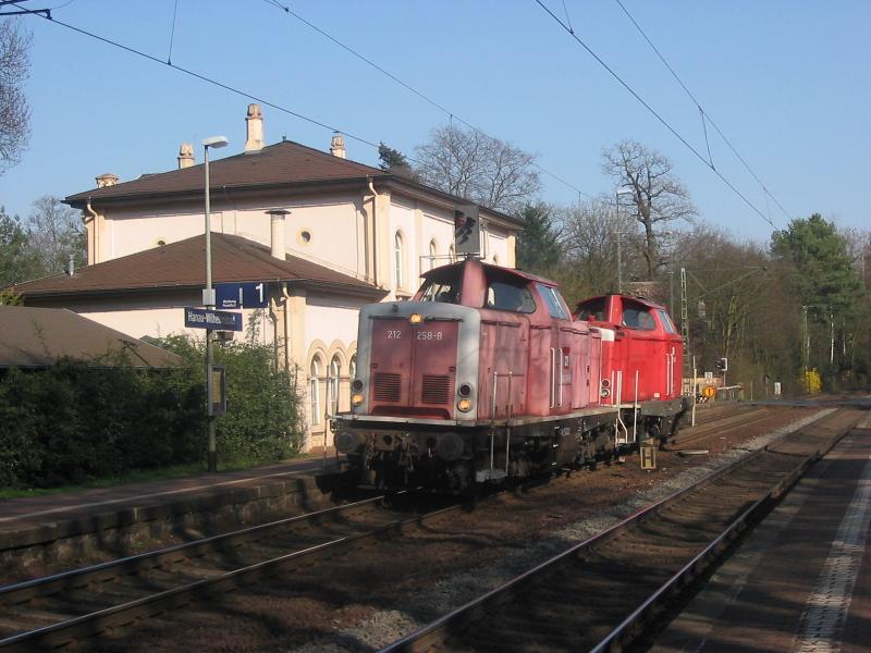 Glckstreffer! 
Am 1.April 2005 durchfuhren 212 258-8 und eine verkehrsrote Schwester Hanau Wilhelmsbad. Zu diesem Zeitpunkt gehrten beide Loks allerdings bereits zu einer Privatbahn, deren Logo allerdings auf diesem Bild nicht zu erkennen ist.