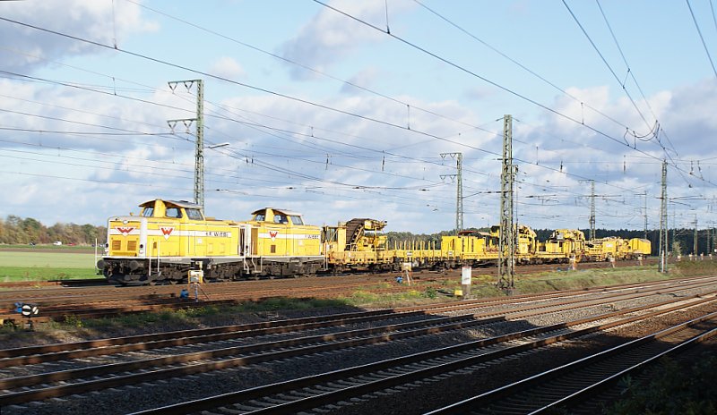 Glckstreffer.Wiebe Lok Nr.2 und Wiebe Lok Nr.3 fuhren mir mit einem langen Bauzug am Haken,am 12.10.2009 bei Wunstorf vor die Linse.