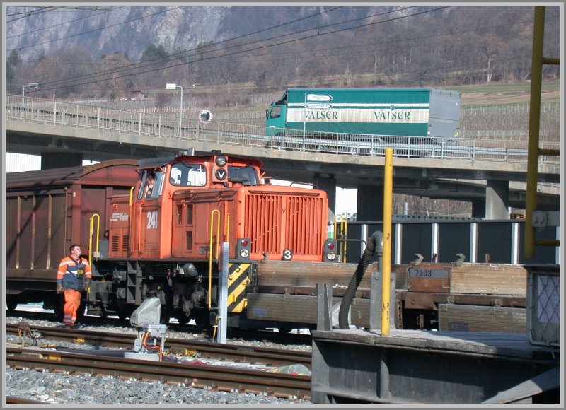 Gm 4/4 241 rangiert die vollen Valserwasserwagen ins Verteilzentrum, whrenddem ein Valerwasser Lastwagen Richtung Autobahn abbiegt. (19.02.2007)