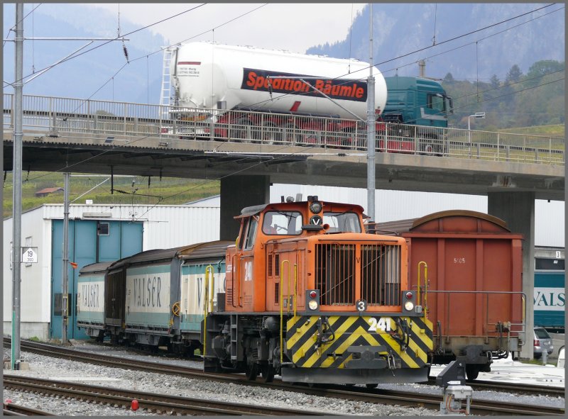 Gm 4/4 241 in Untervaz, einem der grssten Gterumschlagspltze in Graubnden, optimal erschlossen mit Normalspurbahn, Schmalspurbahn und Autobahn. (22.10.2007)