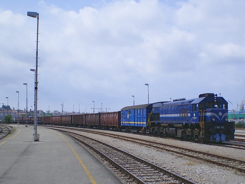 GM Lizenzbaudiesellok 2062 042 am 08.08.08 mit einem Gterzug im Bahnhof Pula.