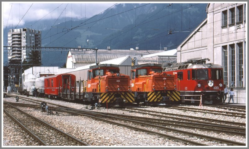 Gmf 231 + 233 + Ge 4/4 II 622 vor dem Depot in Landquart. Tag der offenen Tr ca. 1995