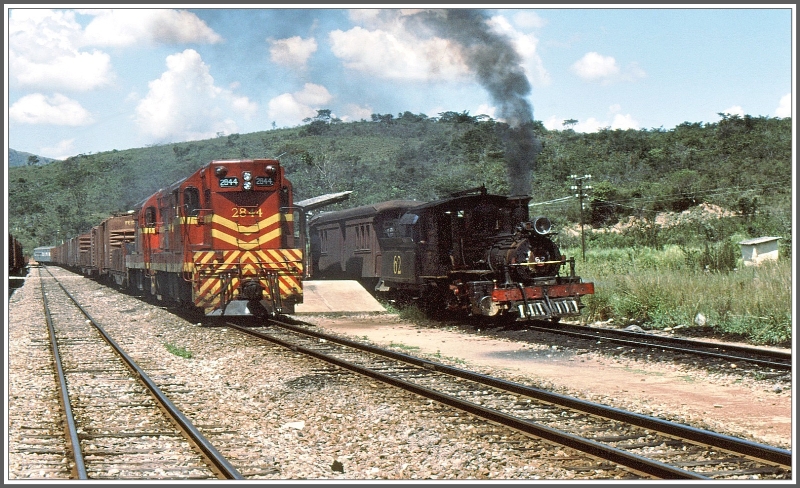 GmP Anschluss zwischen 1000mm und 760mm in Aurelia Mourao. Der Meterspurgterzug mit seinem Personenwagen am Schluss wird per Funk an den kurzen Bahnsteig dirigiert. (Archiv 03/1979)
