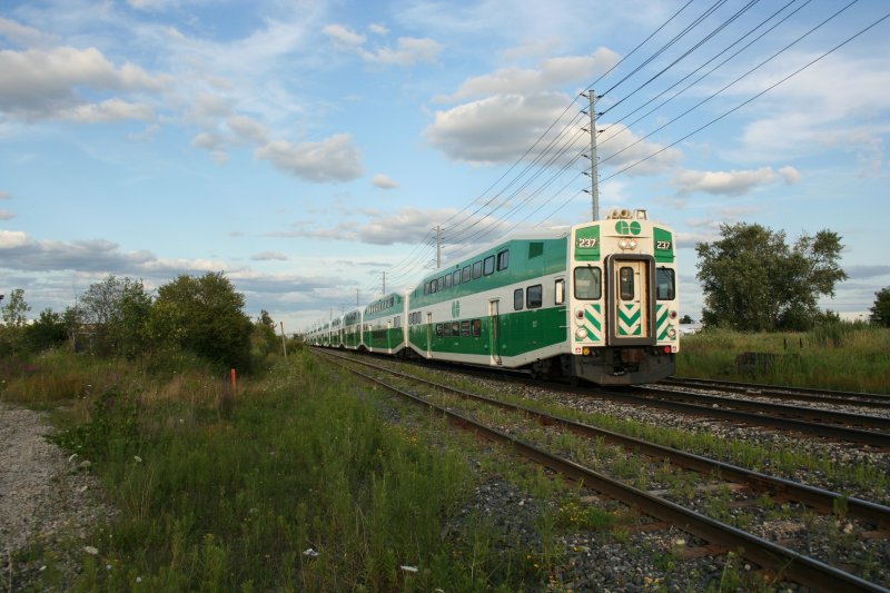 GO- Nahverkehrszug nach Georgetown am 5.8.2009 in der Torbram Road. Leider verkehrt am Wochenede kein Nahverkehrszug auf den meisten Strecken. Nur die Linie Hamilton - Union - Oshawa wird befahren.
