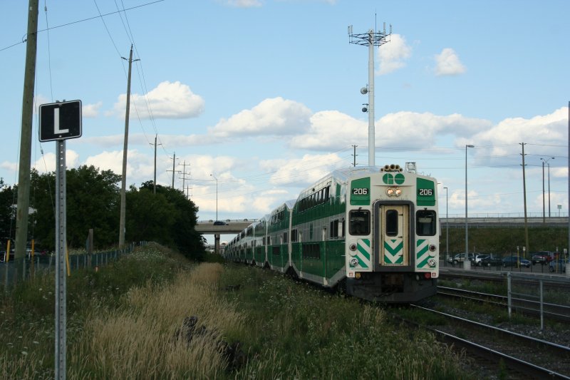 GO- Nahverkehrszug nach Georgetown am 6.8.2009 beim Bahnhof Mt. Pleasant.
