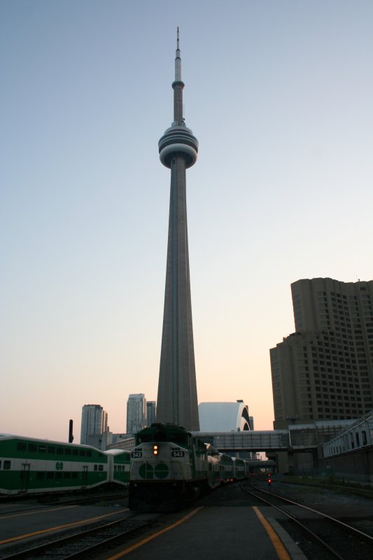 GO-Transit F59PH 543 bei der Einfahrt in die Union Station in Toronto am 14.8.2009. Diesmal ist der CN-Tower in der Mitte.
