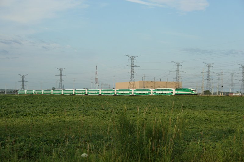 GO-Transit Komposition mit MP40-3C 608 auf dem Weg von Milton nach Toronto am Morgen des 11.8.2009 bei Milton.