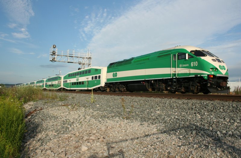 GO-Transit Komposition mit MP40-3C 610 bei der Ausfahrt aus dem Bahnhof Milton am Morgen des 11.8.2009.


