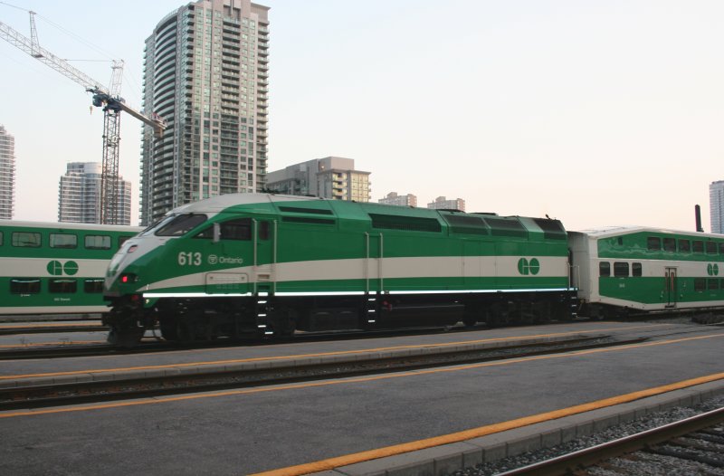 GO-Transit MP40-3C 613 bei der Ausfahrt aus dem Union in Toronto am 14.8.2009.
