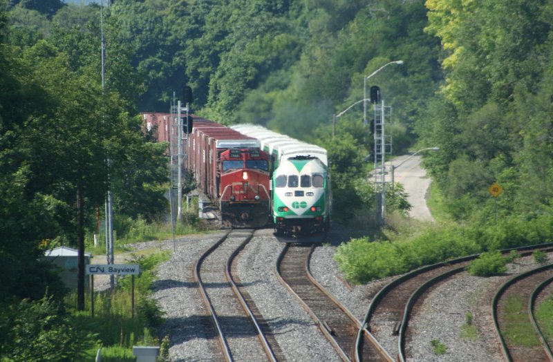 GO-Transit MP40-3c 618 mit Reginalzug nach Hamilton und Gterzug mit 2 C44-9W 2666 und 2536 von Hamilton in Richtung Toronto bei ihrer Begegnung am 1.8.2008 in Bayview Junction, bei Hamilton,ON.