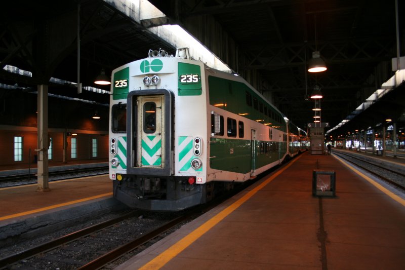 GO- Zugkomposition bei der lautstark klingelden Ausfahrt aus der Union Station in Torornto am 3.8.2009 mit F59PH 551 als Schublok.
Das Gebimmel ertnt stndig, sogar wenn man an der Strecke zum fotografieren ist. Man kann somit den Zug nicht verpassen, er meldet sich dadurch an.